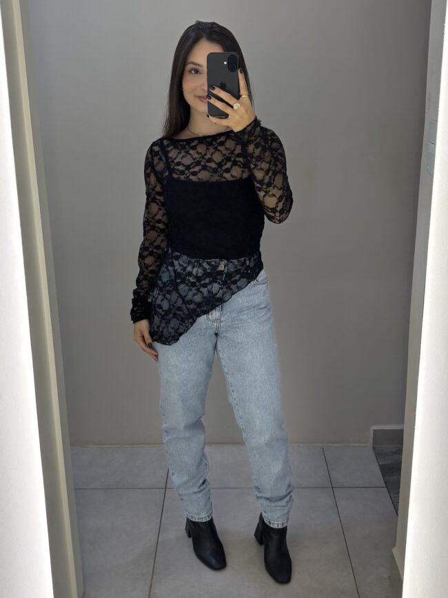 Blusa Renda Assimétrica
