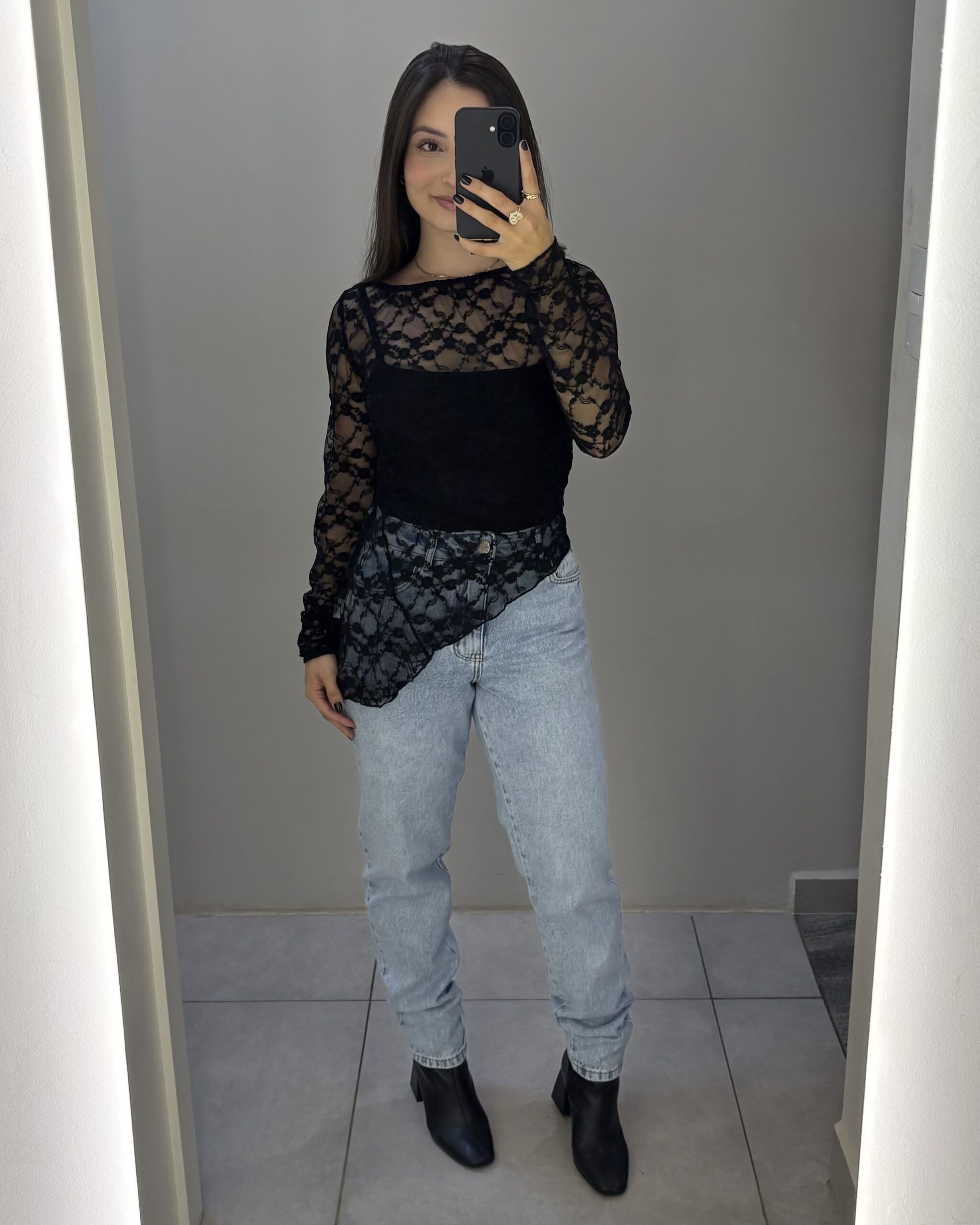 Blusa Renda Assimétrica